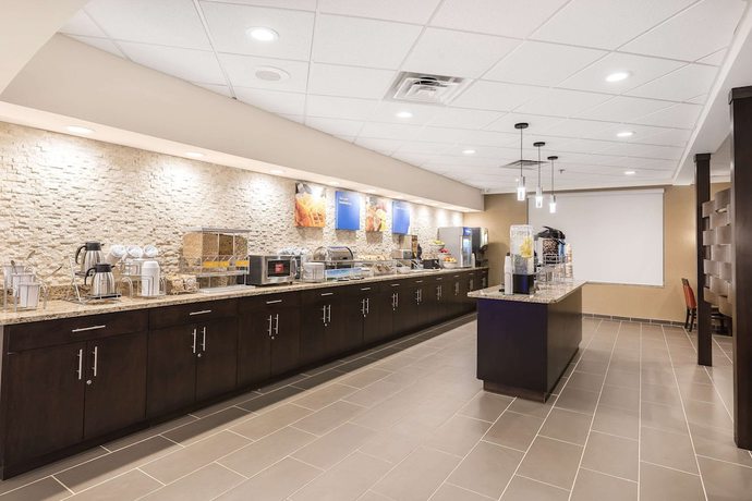 Imagen del bar/restaurante del Hotel Comfort Inn And Suites, Allen Park. Foto 10