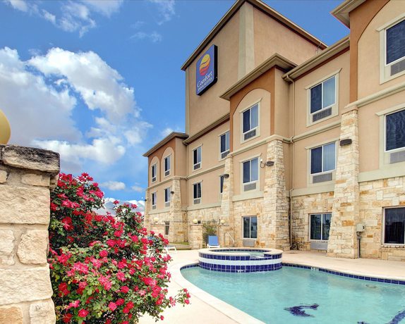 Imagen de la piscina del Hotel Comfort Inn And Suites Alvarado. Foto 19