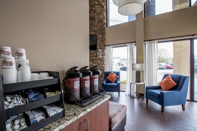 Imagen de los interiores del Hotel Comfort Inn And Suites At Dollywood Lane. Foto 18