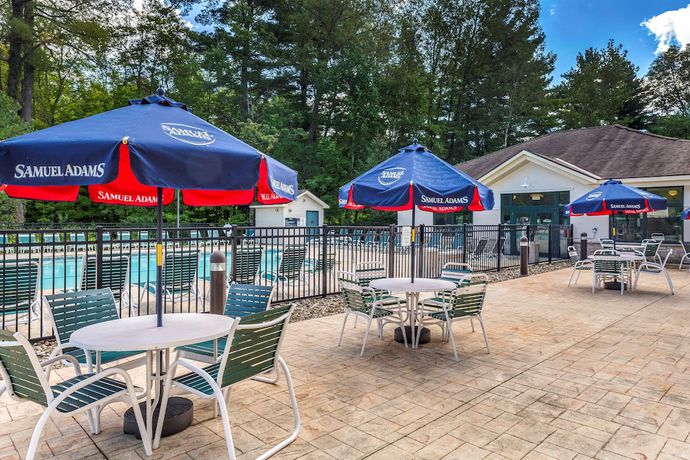 Imagen de la piscina del Hotel Comfort Inn And Suites, Lake George. Foto 16