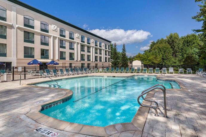 Imagen de la piscina del Hotel Comfort Inn And Suites, Lake George. Foto 17