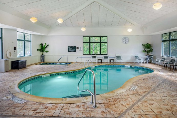 Imagen de la piscina del Hotel Comfort Inn And Suites, Lake George. Foto 18