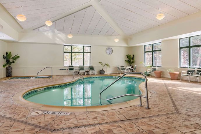 Imagen de la piscina del Hotel Comfort Inn And Suites, Lake George. Foto 19