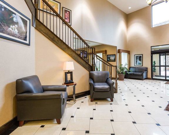 Imagen de los interiores del Hotel Comfort Inn And Suites Winnie. Foto 16