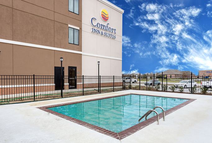 Imagen de la piscina del Hotel Comfort Inn And Suites, Zachary. Foto 20