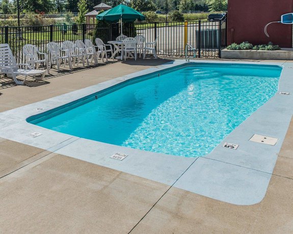 Imagen de la piscina del Hotel Comfort Inn Belle Vernon. Foto 19