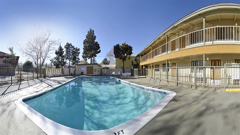 Imagen de la piscina del Hotel Comfort Inn Bishop. Foto 14