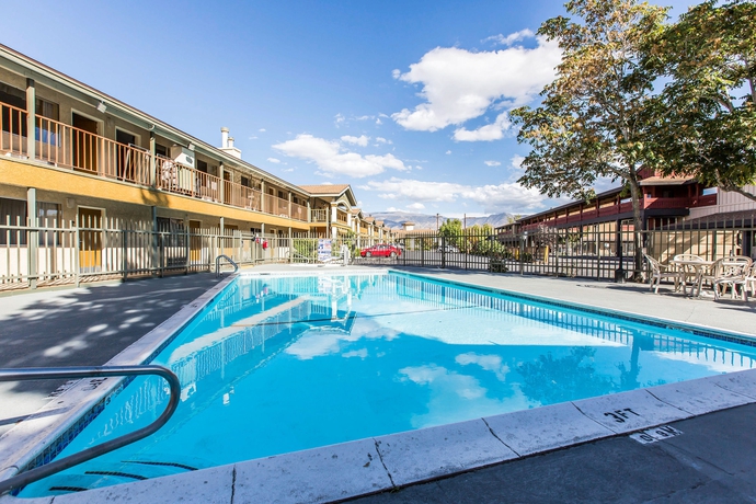 Imagen de la piscina del Hotel Comfort Inn Bishop. Foto 15