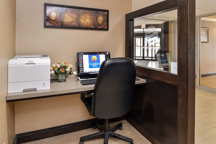 Imagen de los interiores del Hotel Comfort Inn Brampton. Foto 12
