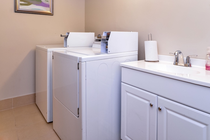 Imagen de los interiores del Hotel Comfort Inn Brampton. Foto 15