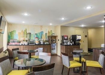 Imagen del bar/restaurante del Hotel Comfort Inn Brooklyn City Center. Foto 3