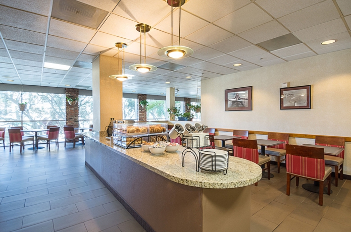 Imagen del bar/restaurante del Hotel Comfort Inn By The Bay. Foto 4