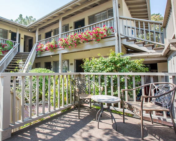 Imagen de los exteriores del Hotel Comfort Inn Carmel By The Sea. Foto 16