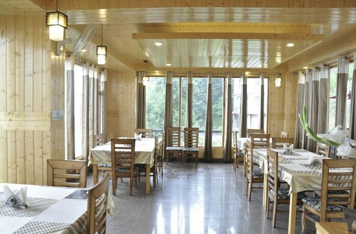 Imagen del bar/restaurante del Hotel Comfort Inn, Chail. Foto 24