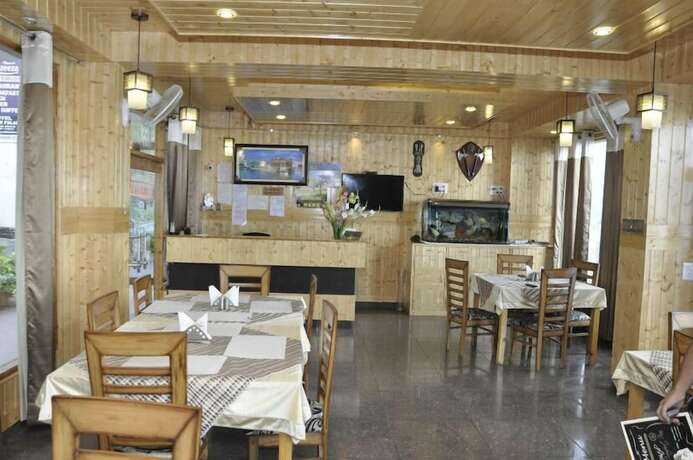 Imagen del bar/restaurante del Hotel Comfort Inn, Chail. Foto 25