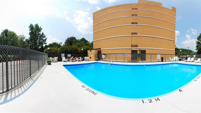 Imagen de la piscina del Hotel Comfort Inn Charlotte Airport Uptown. Foto 13