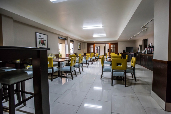Imagen del bar/restaurante del Hotel Comfort Inn Convention Center - Chicago O'hare Airport. Foto 4