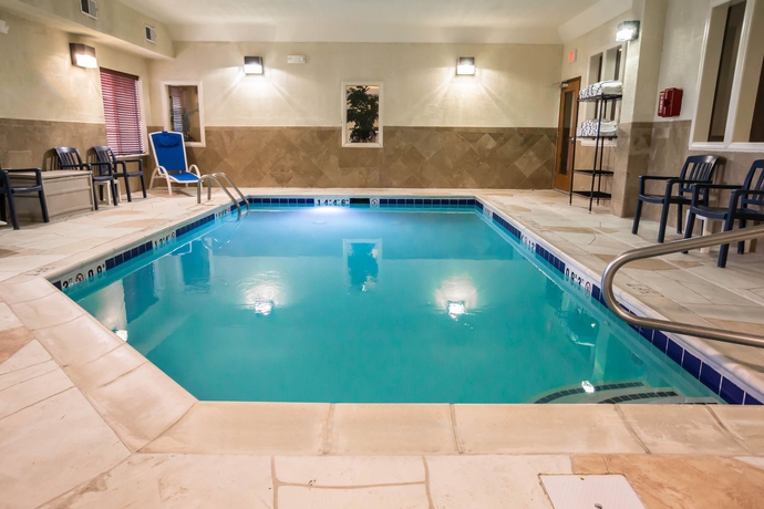 Imagen de la piscina del Hotel Comfort Inn Crystal Lake - Algonquin. Foto 16