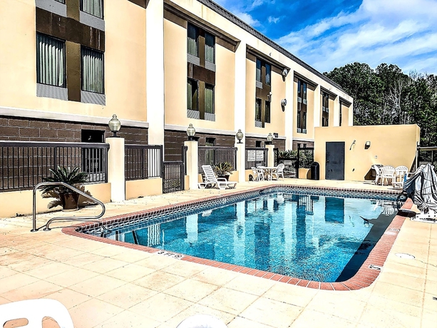 Imagen de la piscina del Hotel Comfort Inn Darien - North Brunswick. Foto 19