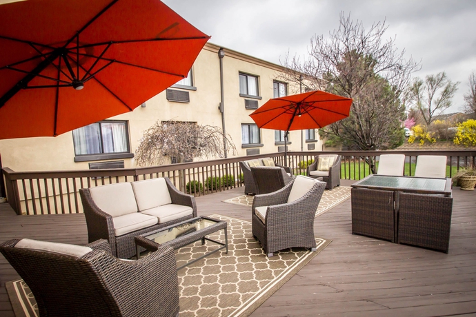 Imagen de los exteriores del Hotel Comfort Inn Edgewater On Hudson River. Foto 5