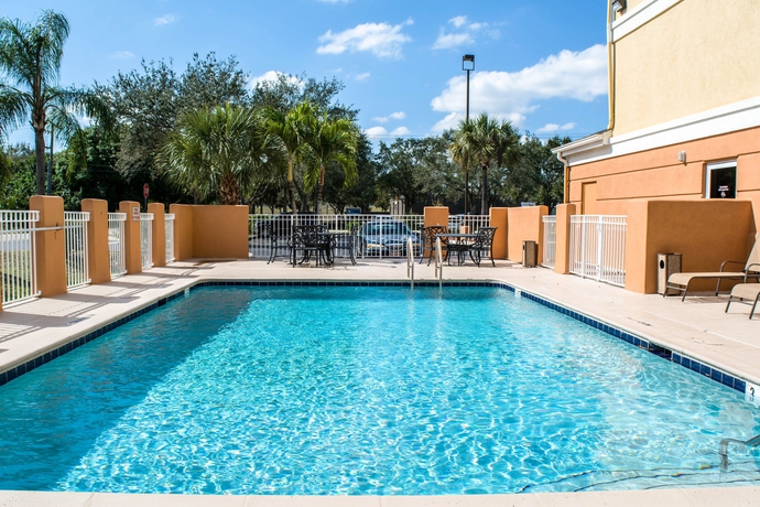 Imagen de la piscina del Hotel Comfort Inn Fort Myers Northeast. Foto 9