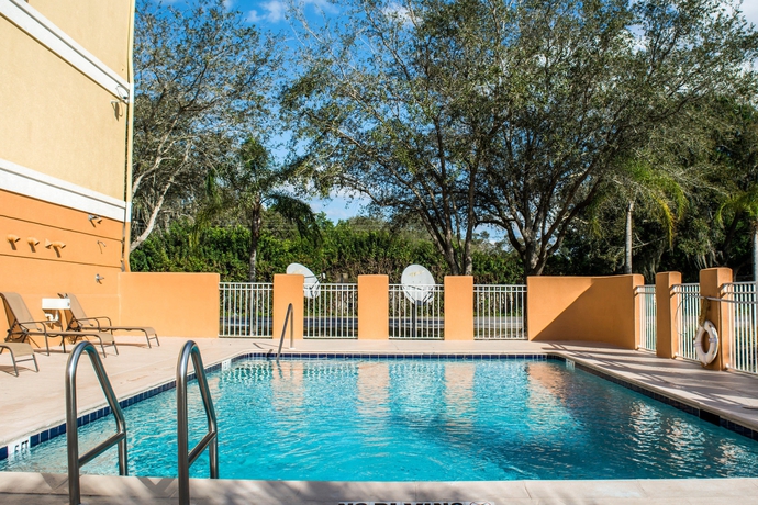 Imagen de la piscina del Hotel Comfort Inn Fort Myers Northeast. Foto 10