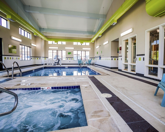 Imagen de la piscina del Hotel Comfort Inn Kansas City International Airport. Foto 14