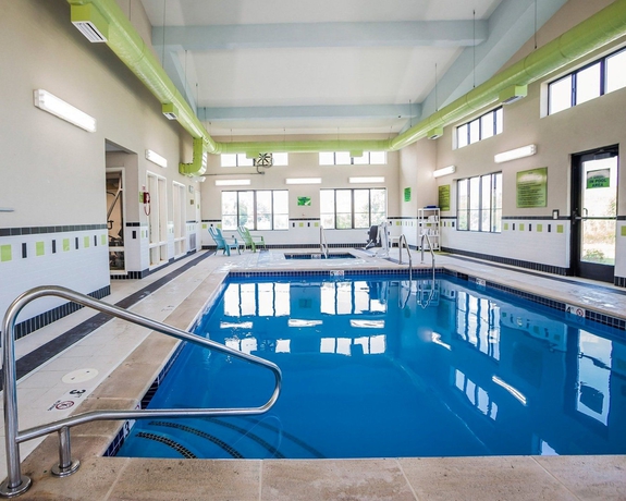 Imagen de la piscina del Hotel Comfort Inn Kansas City International Airport. Foto 15