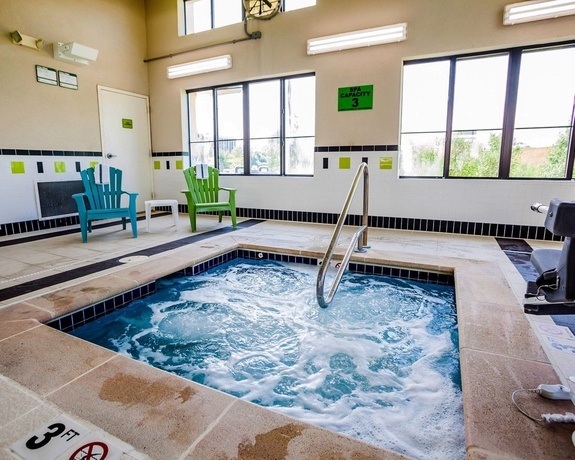 Imagen de la piscina del Hotel Comfort Inn Kansas City International Airport. Foto 16