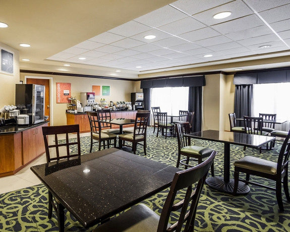 Imagen del bar/restaurante del Hotel Comfort Inn Kansas City International Airport. Foto 2