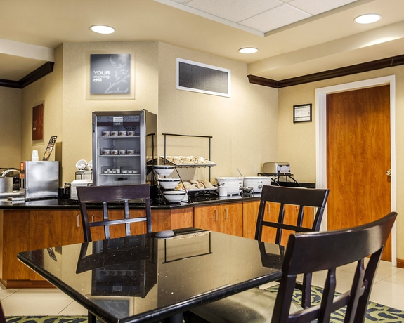 Imagen del bar/restaurante del Hotel Comfort Inn Kansas City International Airport. Foto 3