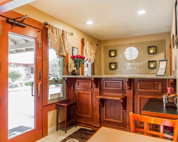 Imagen de los interiores del Hotel Comfort Inn Monterey Peninsula Airport. Foto 15