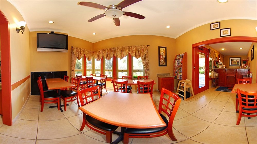 Imagen del bar/restaurante del Hotel Comfort Inn Monterey Peninsula Airport. Foto 4