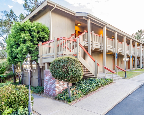 Imagen de los exteriores del Hotel Comfort Inn Monterey Peninsula Airport. Foto 14