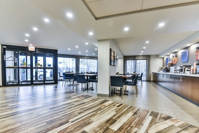 Imagen de los interiores del Hotel Comfort Inn Montreal Aeroport. Foto 18