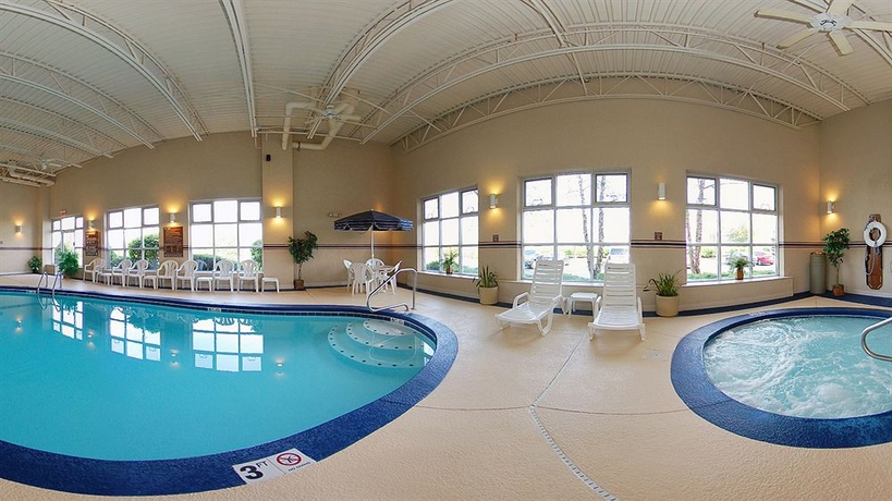 Imagen de la piscina del Hotel Comfort Inn North/polaris. Foto 15