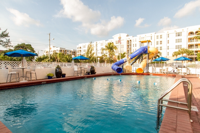 Imagen de la piscina del Hotel Comfort Inn Oceanside Deerfield Beach. Foto 15