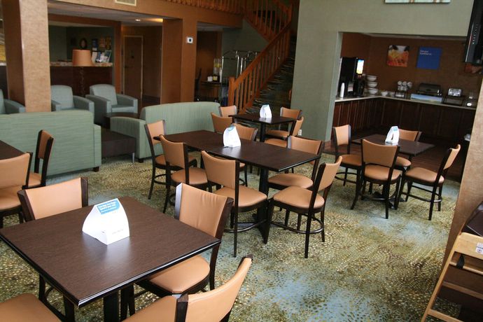 Imagen de los interiores del Hotel Comfort Inn Pine Grove. Foto 12