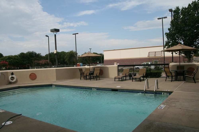 Imagen de la piscina del Hotel Comfort Inn Plano-dallas. Foto 13