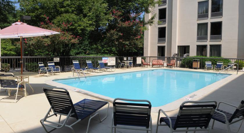 Imagen de la piscina del Hotel Comfort Inn Raleigh Midtown. Foto 10
