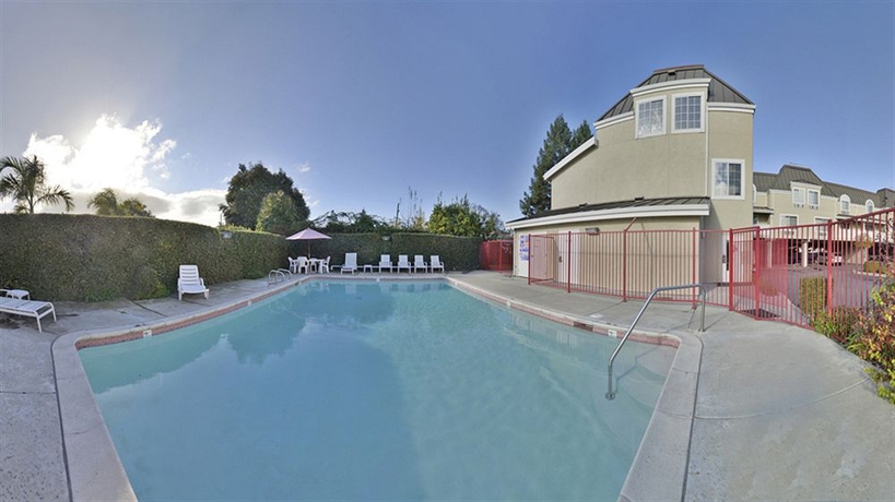 Imagen de la piscina del Hotel Comfort Inn Redwood City. Foto 7