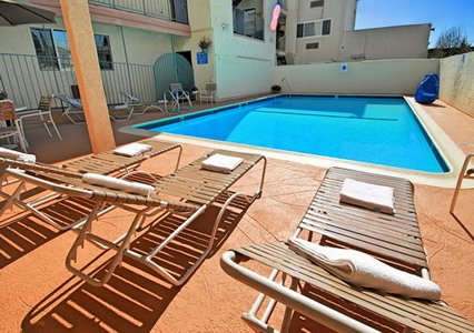 Imagen de la piscina del Hotel Comfort Inn Santa Monica - West Los Angeles. Foto 13