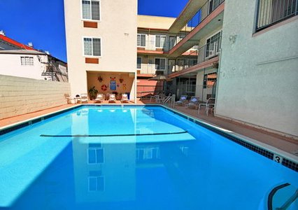 Imagen de la piscina del Hotel Comfort Inn Santa Monica - West Los Angeles. Foto 14