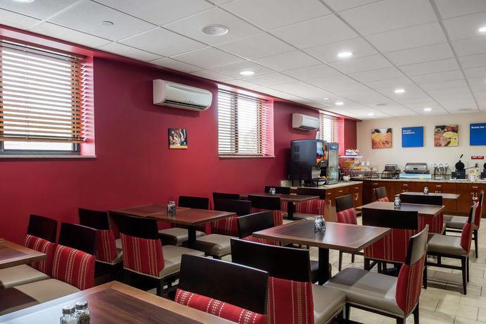 Imagen del bar/restaurante del Hotel Comfort Inn Staten Island. Foto 8