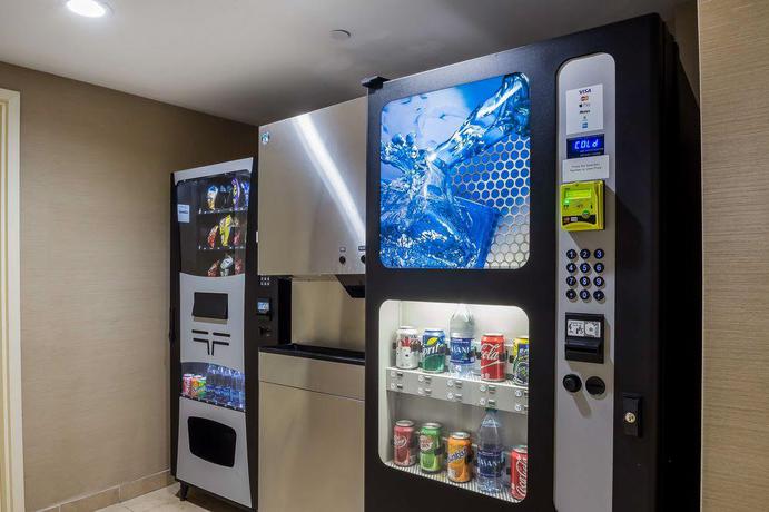 Imagen de los interiores del Hotel Comfort Inn Staten Island. Foto 14