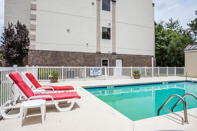 Imagen de la piscina del Hotel Comfort Inn Summerville - Charleston. Foto 16