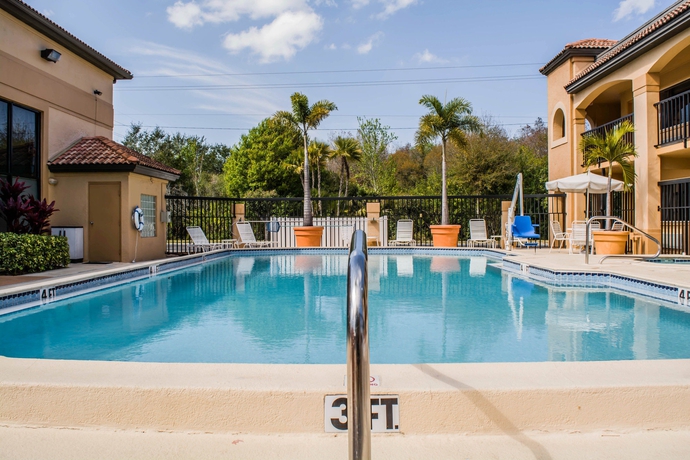 Imagen de la piscina del Hotel Comfort Inn Sun City Center - Tampa South. Foto 16