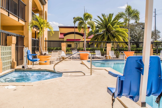 Imagen de los exteriores del Hotel Comfort Inn Sun City Center - Tampa South. Foto 11