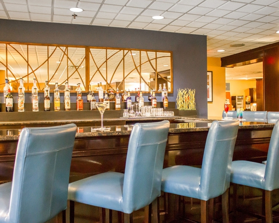 Imagen del bar/restaurante del Hotel Comfort Inn Syosset. Foto 3