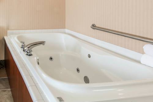 Imagen de la habitación del Hotel Comfort Inn Traverse City. Foto 10